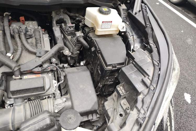 Used Toyota SIENNA 2021 2.5L Hybrid Platinum Edition Engine Bay Left