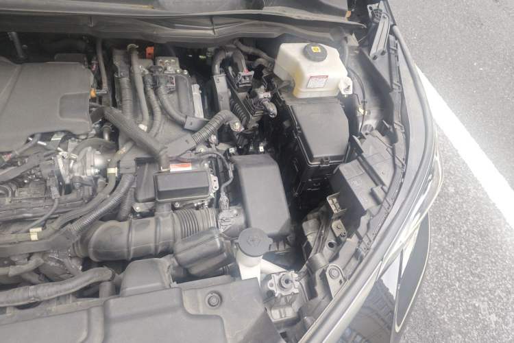 Used Toyota SIENNA 2021 2.5L Hybrid Platinum Edition Engine Bay Left