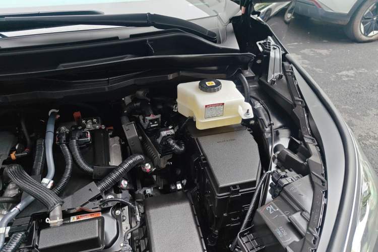Used Toyota SIENNA 2021 2.5L Hybrid Luxury Edition Engine Bay Left