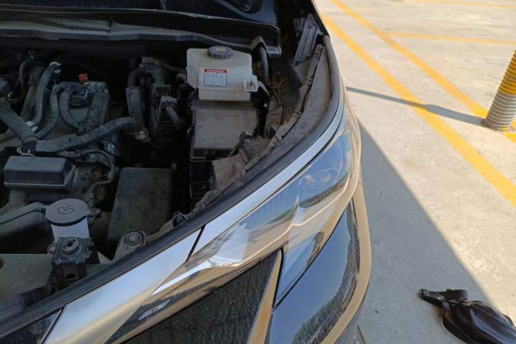 Used Toyota SIENNA 2021 2.5L Hybrid Premium Edition Engine Bay Left
