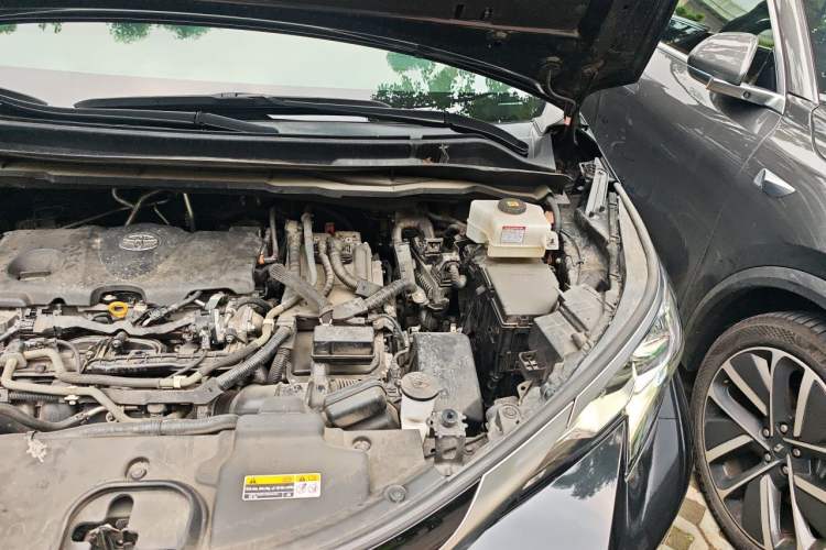 Used Toyota SIENNA 2021 2.5L Hybrid Platinum Edition Engine Bay Left