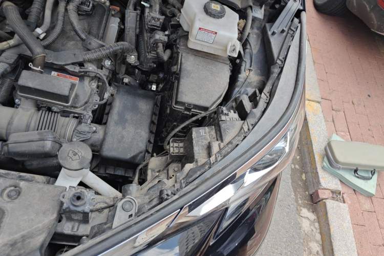 Used Toyota SIENNA 2021 2.5L Hybrid Comfort Edition Engine Bay Left