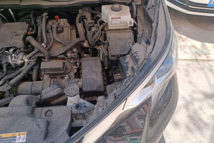 Used Toyota SIENNA 2021 2.5L Hybrid Platinum Edition Engine Bay Left
