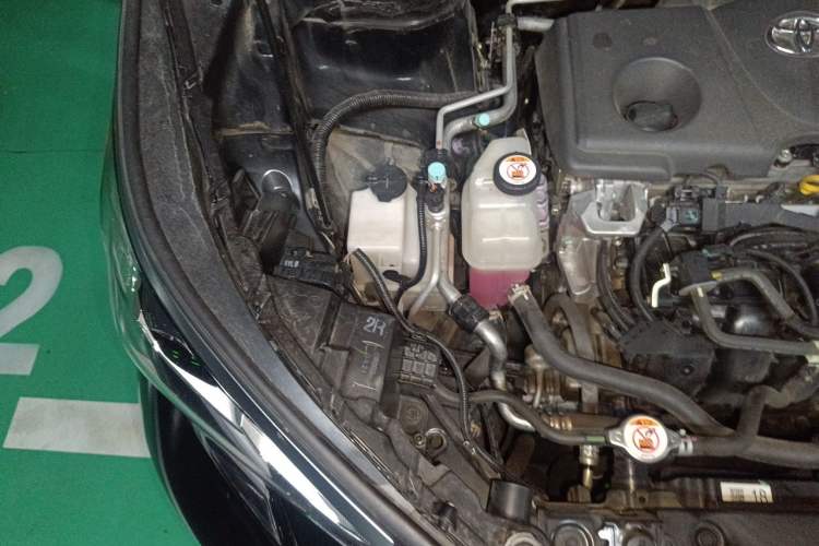 Used Toyota SIENNA 2021 2.5L Hybrid Ultimate Edition Engine Bay Right