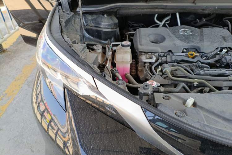 Used Toyota SIENNA 2021 2.5L Hybrid Premium Edition Engine Bay Right