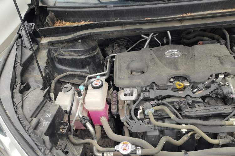 Used Toyota SIENNA 2021 2.5L Hybrid Platinum Edition Engine Bay Right