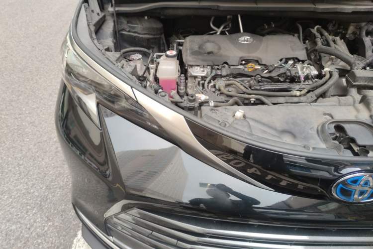 Used Toyota SIENNA 2021 2.5L Hybrid Premium Edition Engine Bay Right
