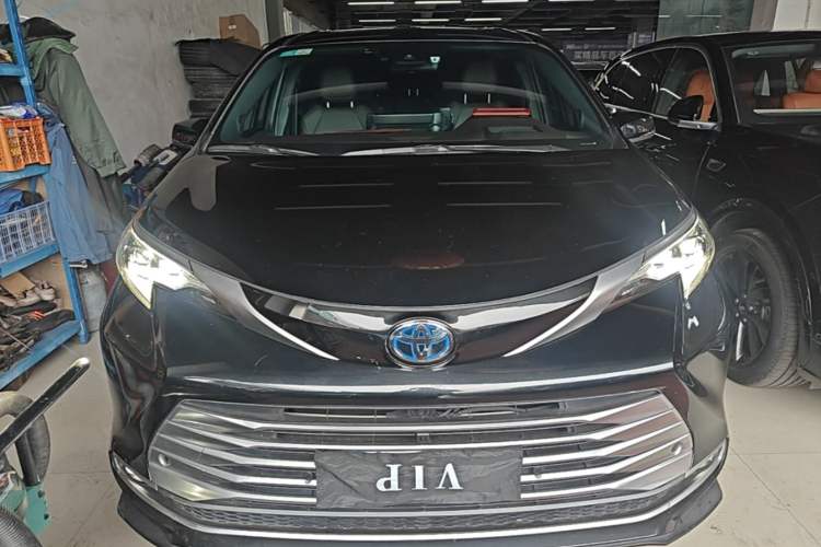 Used Toyota SIENNA 2021 2.5L Hybrid Platinum Edition Front