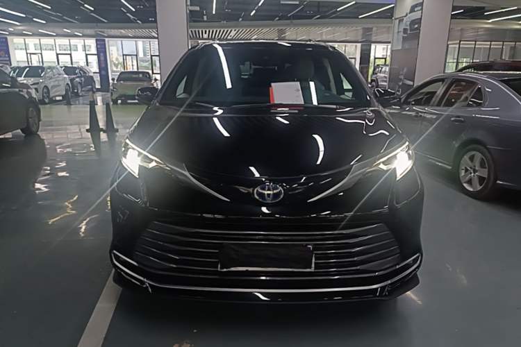 Used Toyota SIENNA 2021 2.5L Hybrid Luxury Edition Front