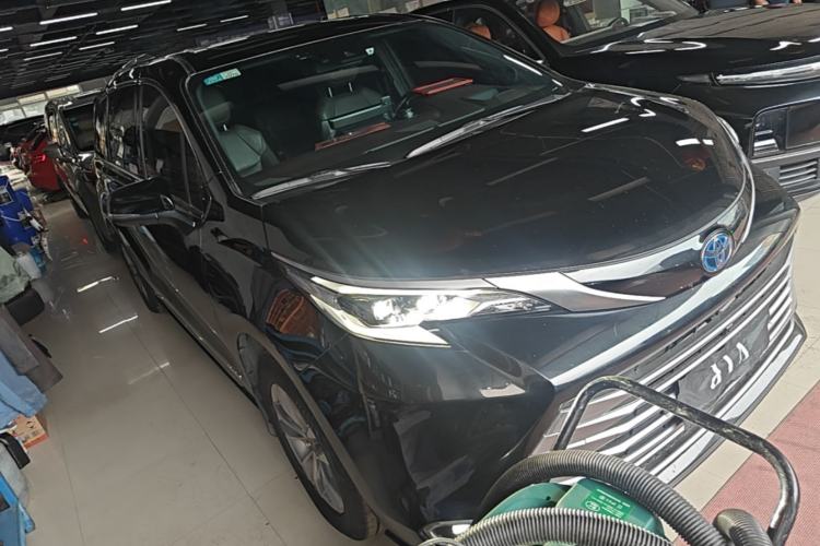 Used Toyota SIENNA 2021 2.5L Hybrid Platinum Edition Front Right 45 Deg