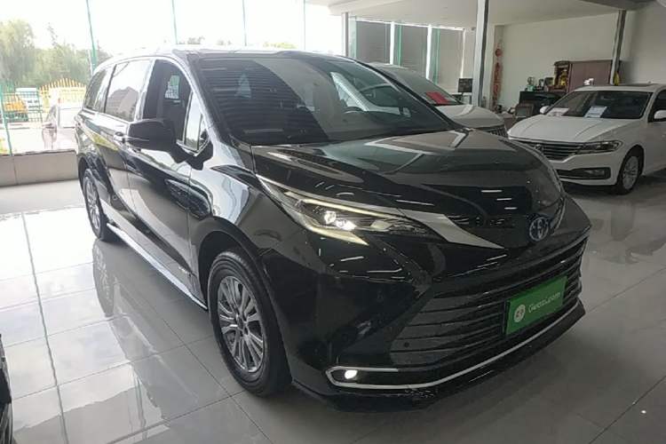 Used Toyota SIENNA 2021 2.5L Hybrid Luxury Edition Front Right 45 Deg