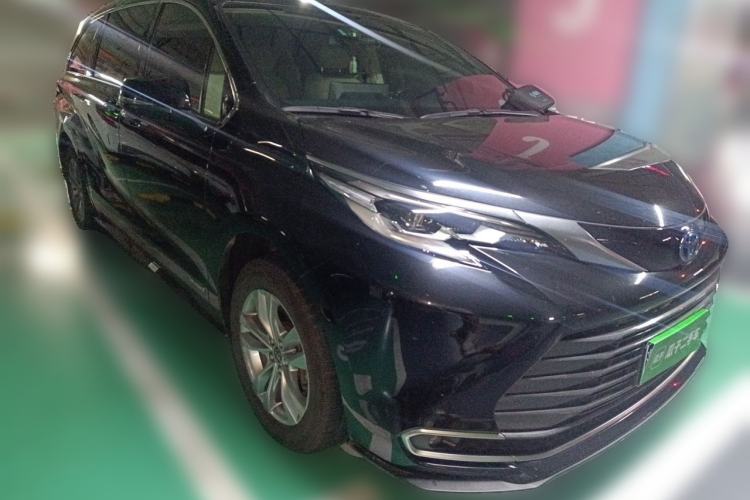 Used Toyota SIENNA 2021 2.5L Hybrid Ultimate Edition Front Right 45 Deg