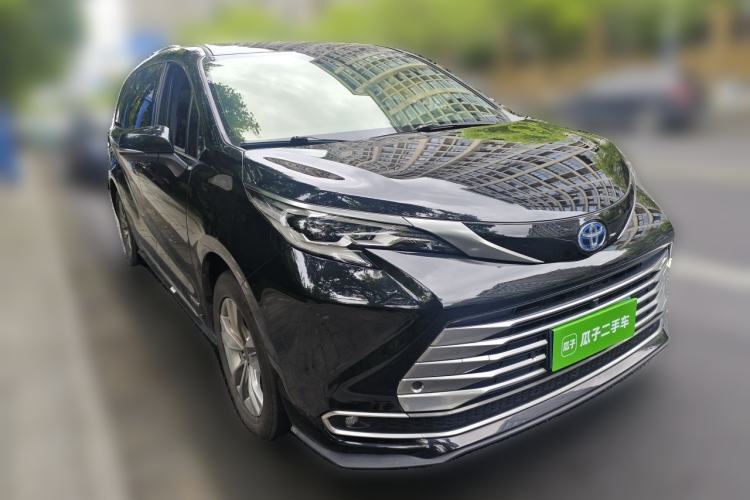 Used Toyota SIENNA 2021 2.5L Hybrid Platinum Edition Front Right 45 Deg