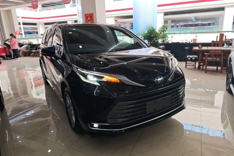 Used Toyota SIENNA 2021 2.5L Hybrid Premium Edition Front Right 45 Deg