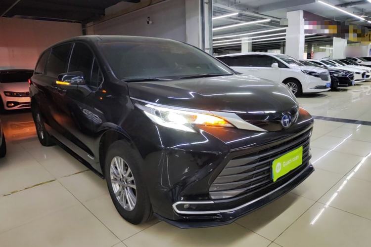 Used Toyota SIENNA 2021 2.5L Hybrid Premium Edition Front Right 45 Deg