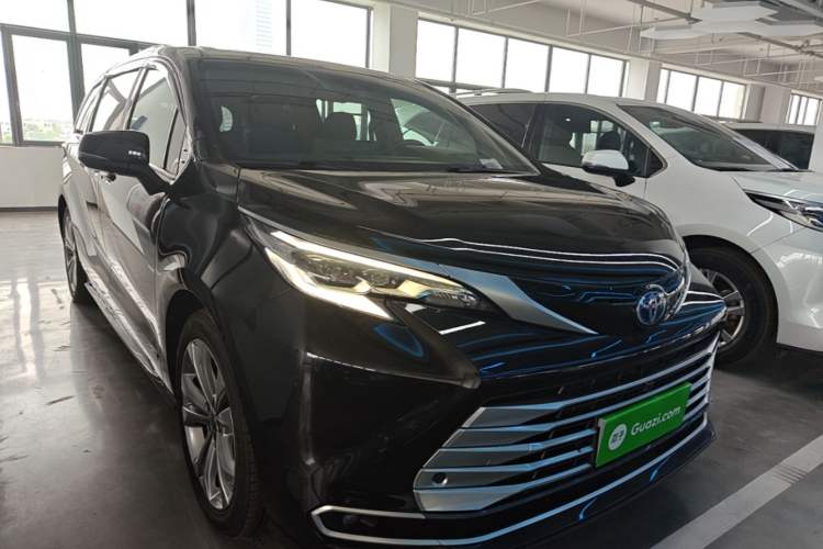 Used Toyota SIENNA 2021 2.5L Hybrid Platinum Edition Front Right 45 Deg