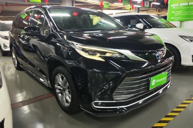 Used Toyota SIENNA 2021 2.5L Hybrid Ultimate Edition Front Right 45 Deg