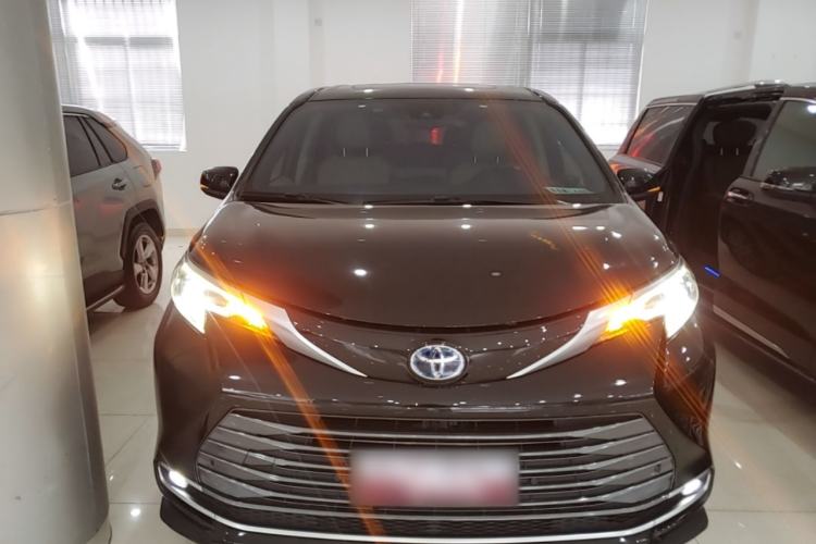 Used Toyota SIENNA 2021 2.5L Hybrid Luxury Edition Front