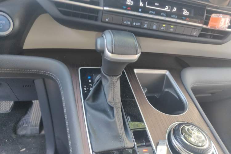 Used Toyota SIENNA 2021 2.5L Hybrid Luxury Edition Gear Lever