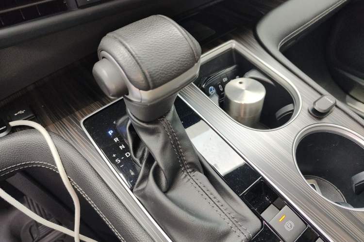 Used Toyota SIENNA 2021 2.5L Hybrid Platinum Edition Gear Lever