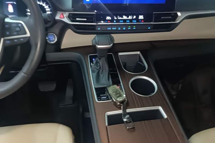 Used Toyota SIENNA 2021 2.5L Hybrid Luxury Edition Gear Lever