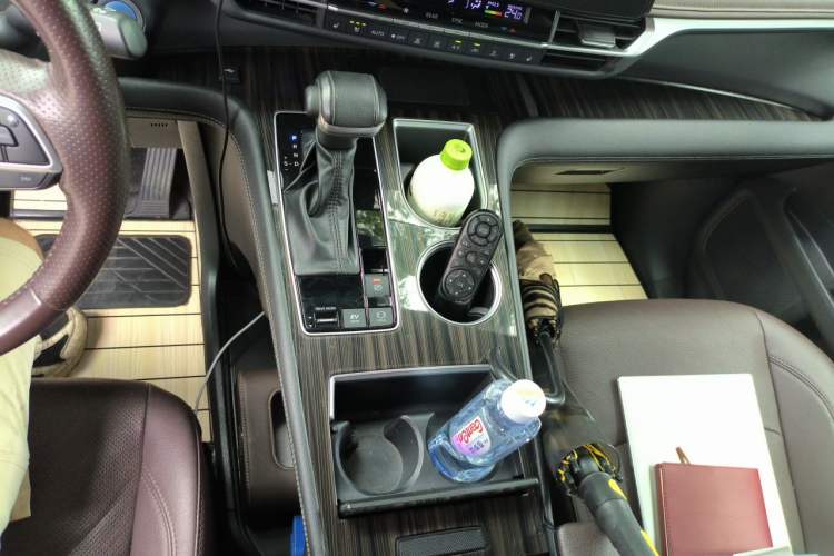 Used Toyota SIENNA 2021 2.5L Hybrid Platinum Edition Gear Lever