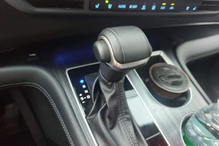 Used Toyota SIENNA 2021 2.5L Hybrid Premium Edition Gear Lever