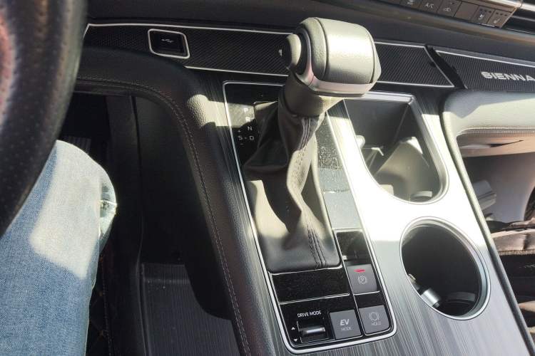 Used Toyota SIENNA 2021 2.5L Hybrid Premium Edition Gear Lever