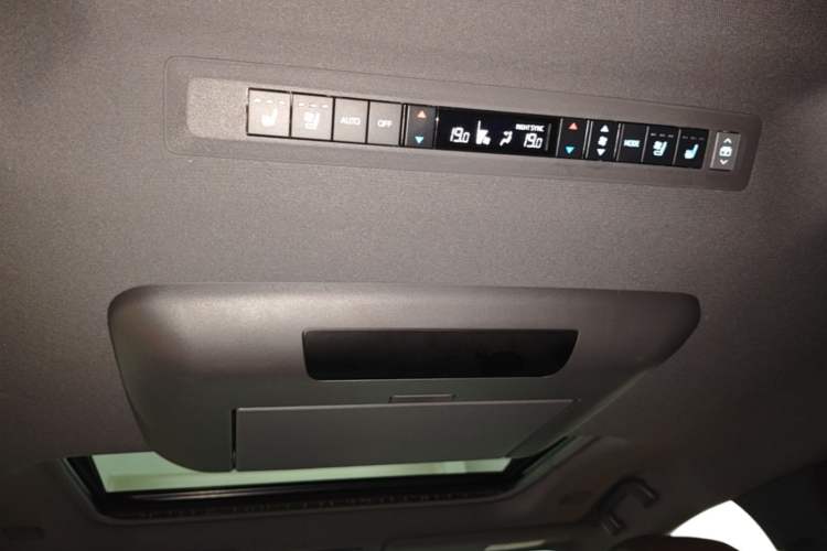 Used Toyota SIENNA 2021 2.5L Hybrid Platinum Edition Headliner
