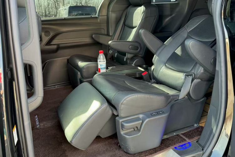 Used Toyota SIENNA 2021 2.5L Hybrid Premium Edition Interior 1
