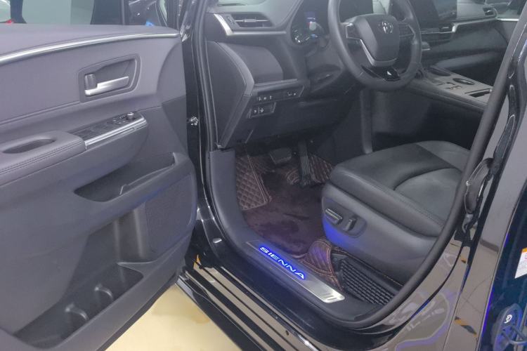 Used Toyota SIENNA 2021 2.5L Hybrid Premium Edition Interior 2