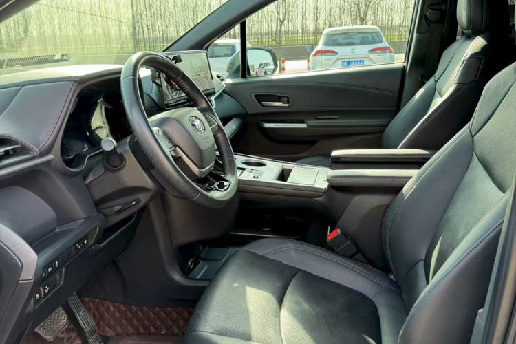 Used Toyota SIENNA 2021 2.5L Hybrid Premium Edition Interior 2