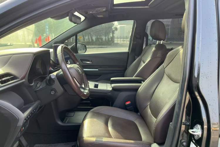 Used Toyota SIENNA 2021 2.5L Hybrid Platinum Edition Interior 2