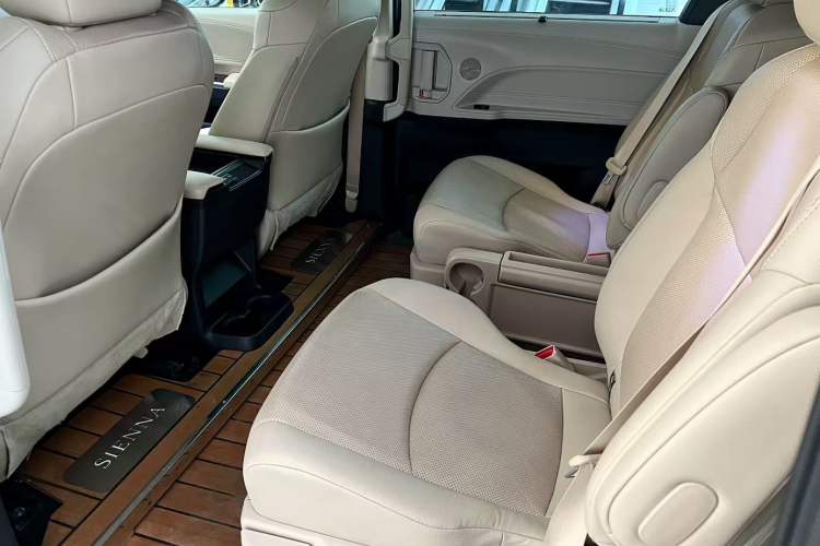 Used Toyota SIENNA 2021 2.5L Hybrid Luxury Edition Interior 2