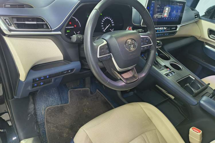 Used Toyota SIENNA 2021 2.5L Hybrid Luxury Edition Interior 2