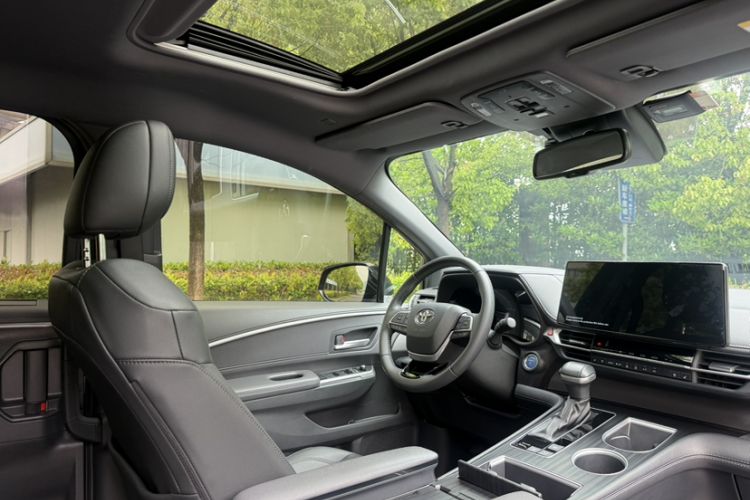 Used Toyota SIENNA 2021 2.5L Hybrid Premium Edition Interior 2