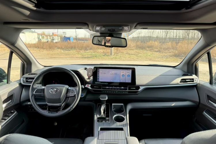 Used Toyota SIENNA 2021 2.5L Hybrid Premium Edition Interior 3