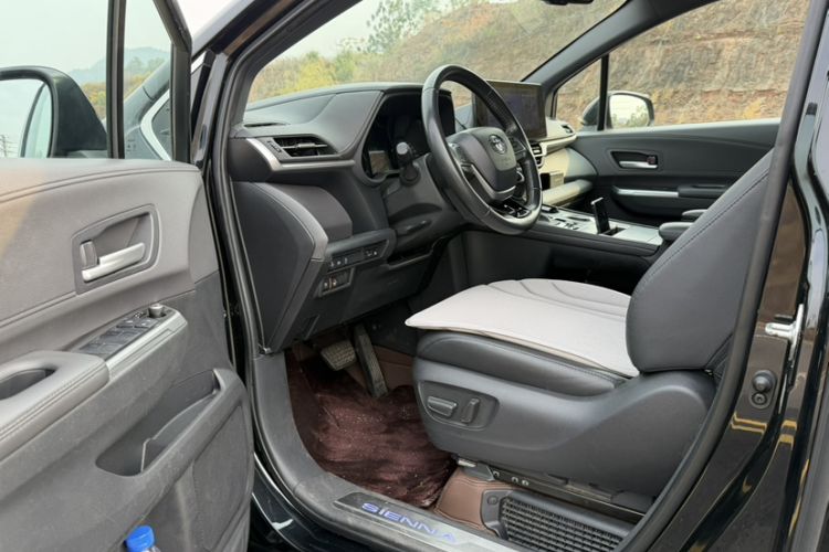 Used Toyota SIENNA 2021 2.5L Hybrid Premium Edition Interior 3