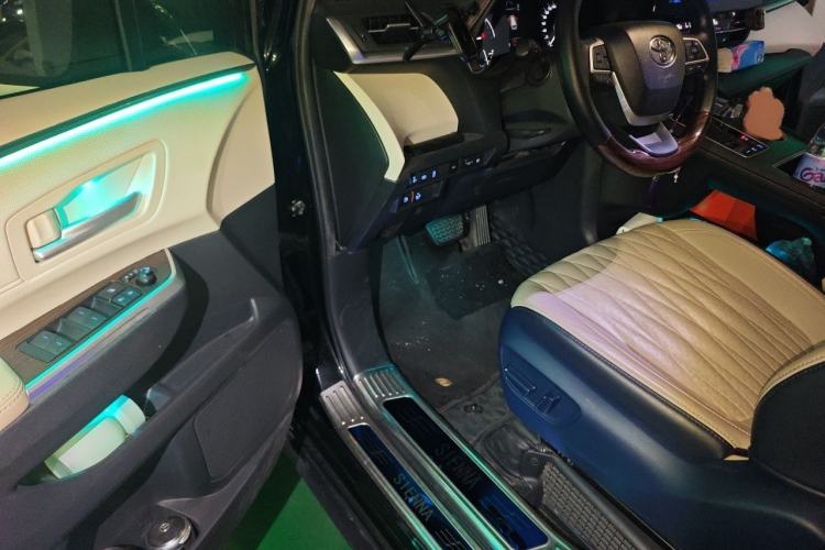 Used Toyota SIENNA 2021 2.5L Hybrid Luxury Edition Interior 3