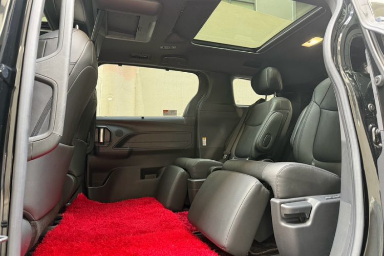 Used Toyota SIENNA 2021 2.5L Hybrid Platinum Edition Interior 3