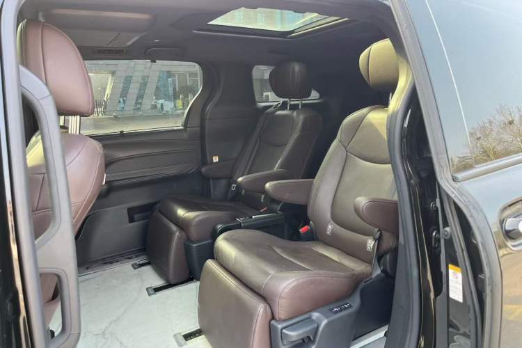 Used Toyota SIENNA 2021 2.5L Hybrid Platinum Edition Interior 4