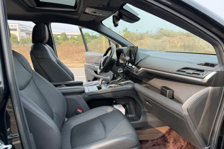 Used Toyota SIENNA 2021 2.5L Hybrid Premium Edition Interior 4