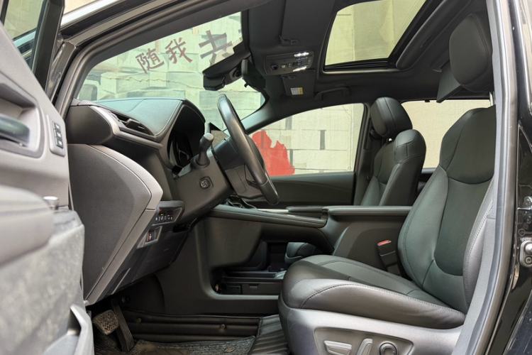 Used Toyota SIENNA 2021 2.5L Hybrid Platinum Edition Interior 4