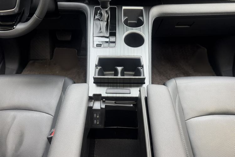 Used Toyota SIENNA 2021 2.5L Hybrid Premium Edition Interior 4