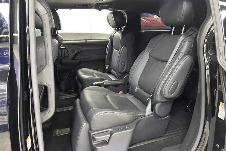 Used Toyota SIENNA 2021 2.5L Hybrid Premium Edition Interior 6