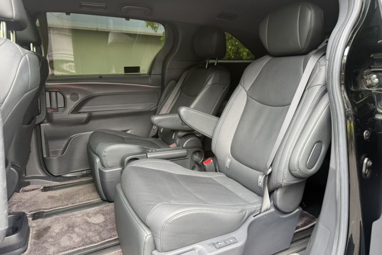 Used Toyota SIENNA 2021 2.5L Hybrid Premium Edition Interior 8