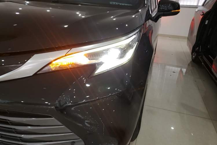 Used Toyota SIENNA 2021 2.5L Hybrid Luxury Edition Left Front Headlight