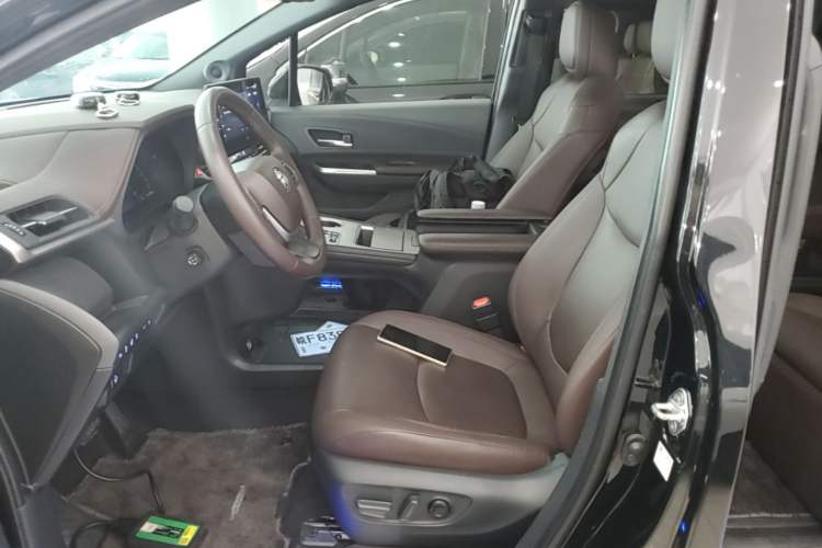 Used Toyota SIENNA 2021 2.5L Hybrid Platinum Edition Left Front Seat