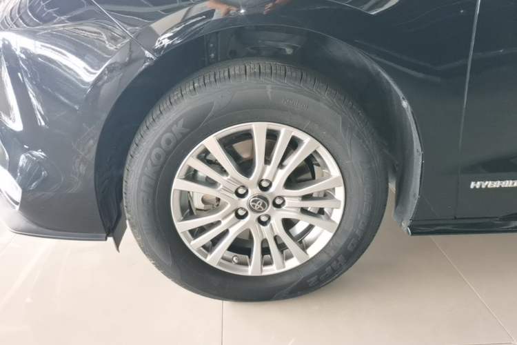 Used Toyota SIENNA 2021 2.5L Hybrid Premium Edition Left Front Wheel Hub