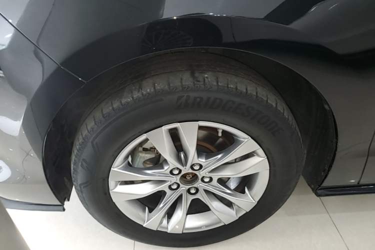 Used Toyota SIENNA 2021 2.5L Hybrid Platinum Edition Left Front Wheel Hub